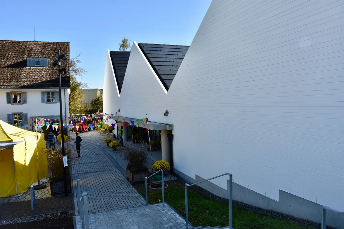 Von aussen fallen die markanten Giebeldächer des Kulturlokals auf. Ein weisses Haus mit drei Giebeldächern.